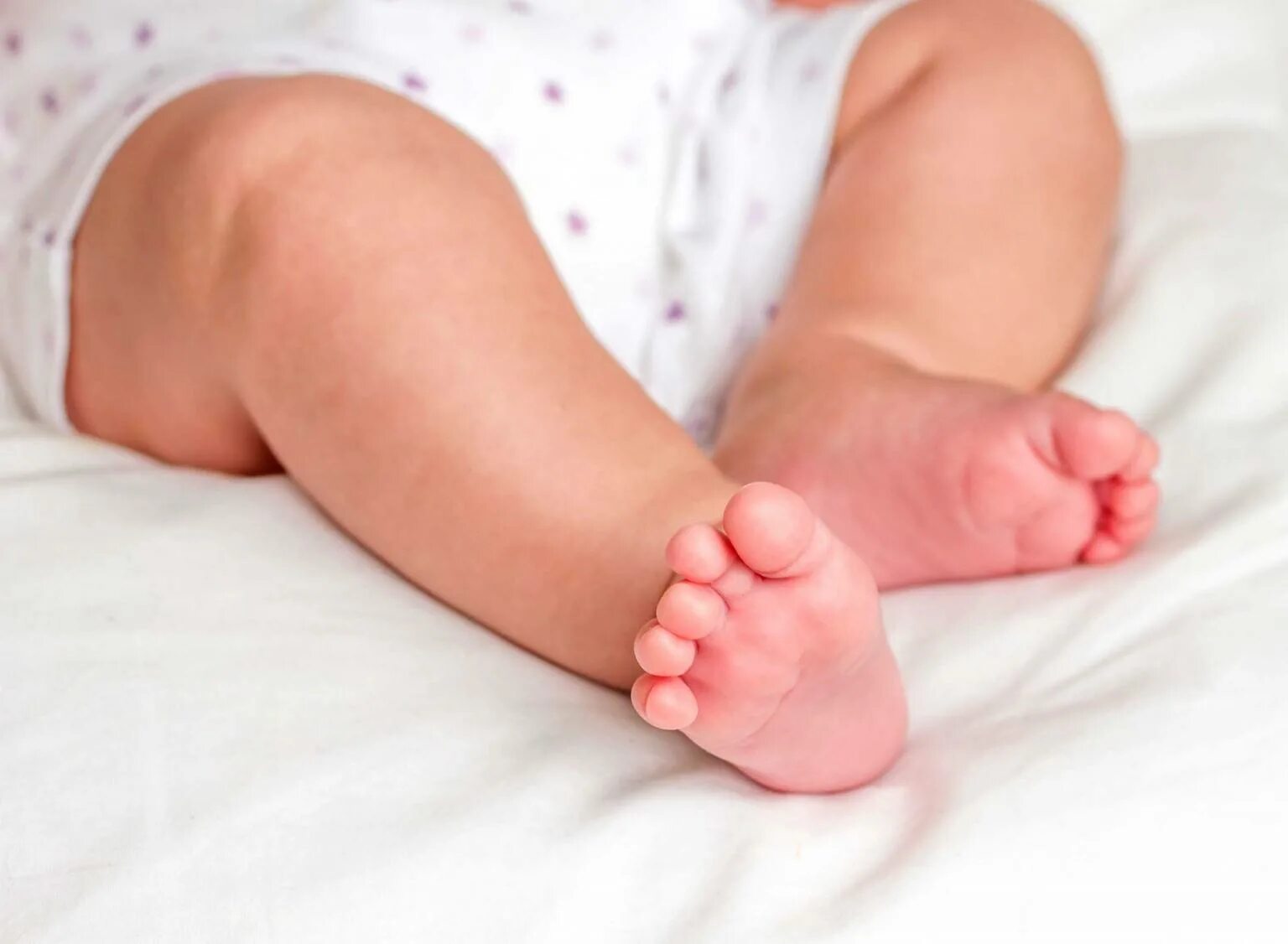Пук новорожденных. Ножки новорожденного. Ноги новорожденных детей. Стопа малыша. Пяточки малыша.