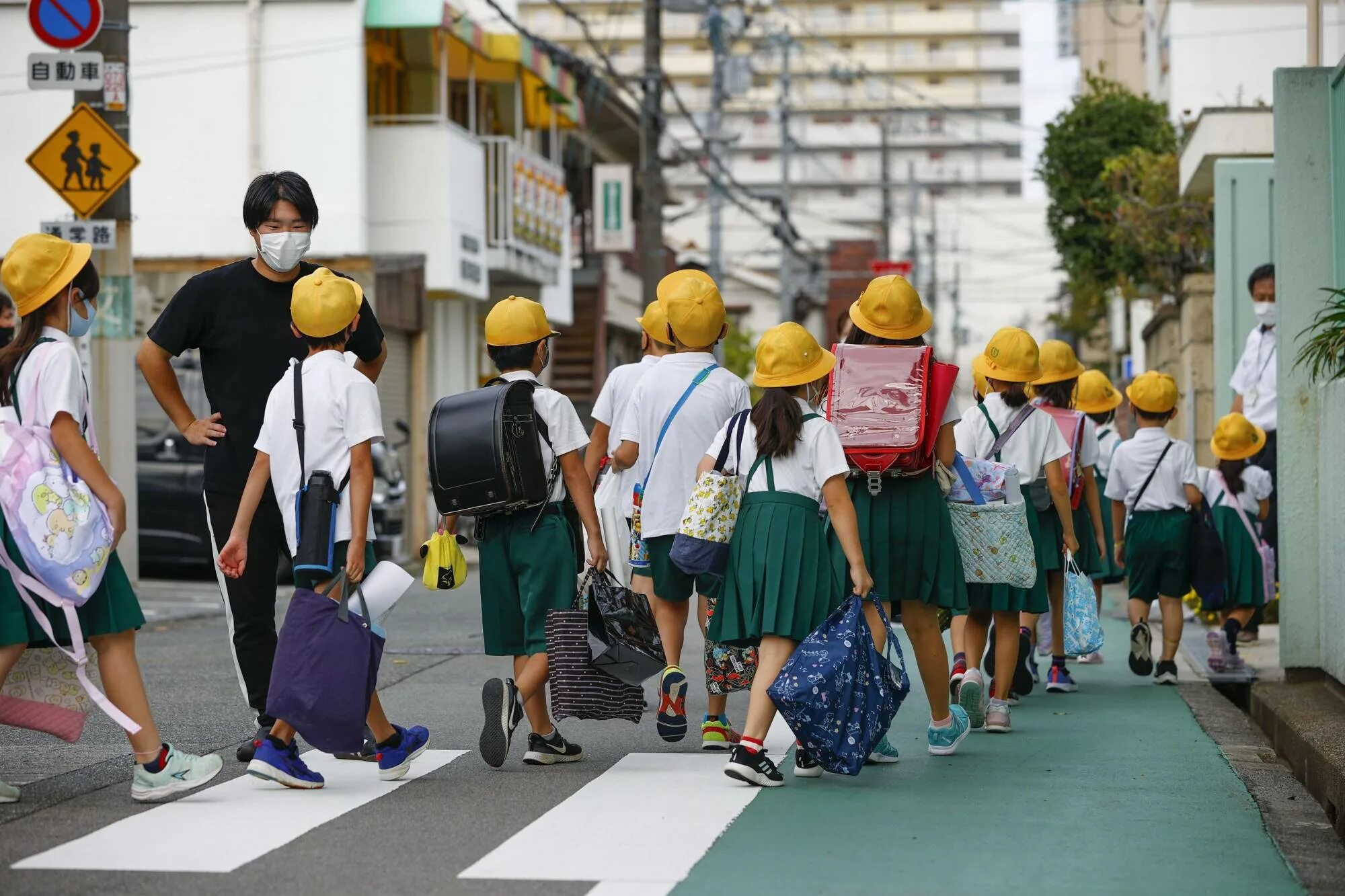Японские школьники. Школа в Японии. Старшая средняя школа в Японии. Свободные школы в Японии.