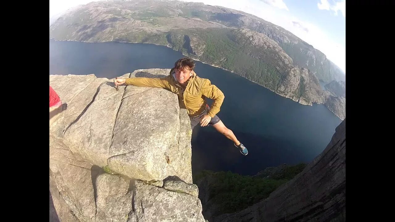 Пропасть со связи. Прекестулен Норвегия несчастные случаи. Preikestolen Rock Норвегия. Pulpit Rock Норвегия. Человек на обрыве.