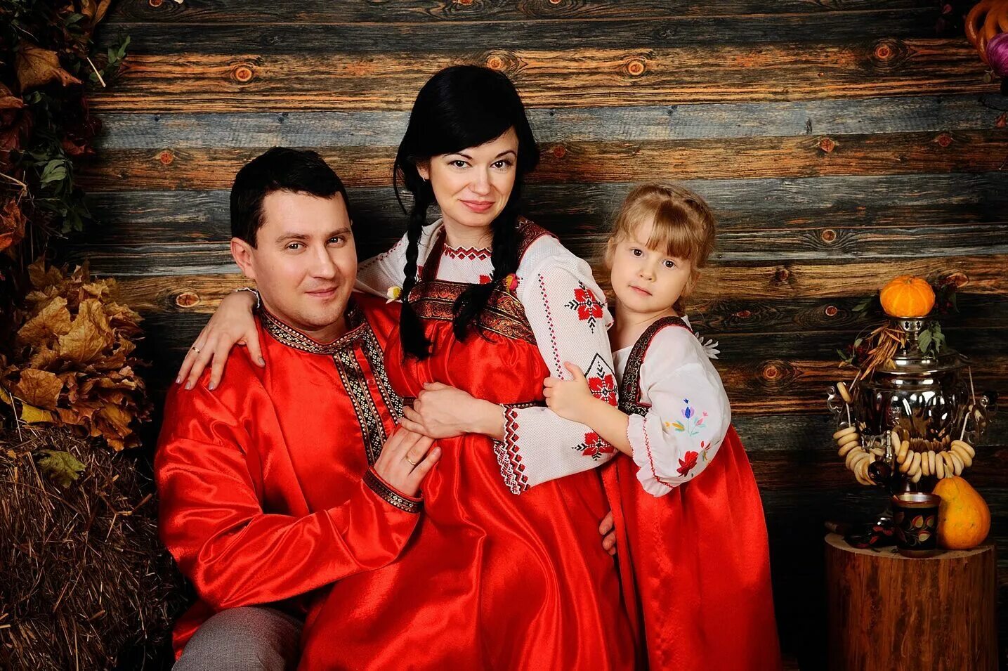 Первый семейный рф. Семейная фотосессия в русском стиле. Фотосессия в русском народном стиле семья. Стиль для семейной фотосессии. Русский стиль семья.