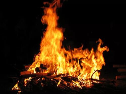 Ночной костер. Ты горишь как огонь минус. Горящий костер. Костер длительного горения. Эмодзи огонь.