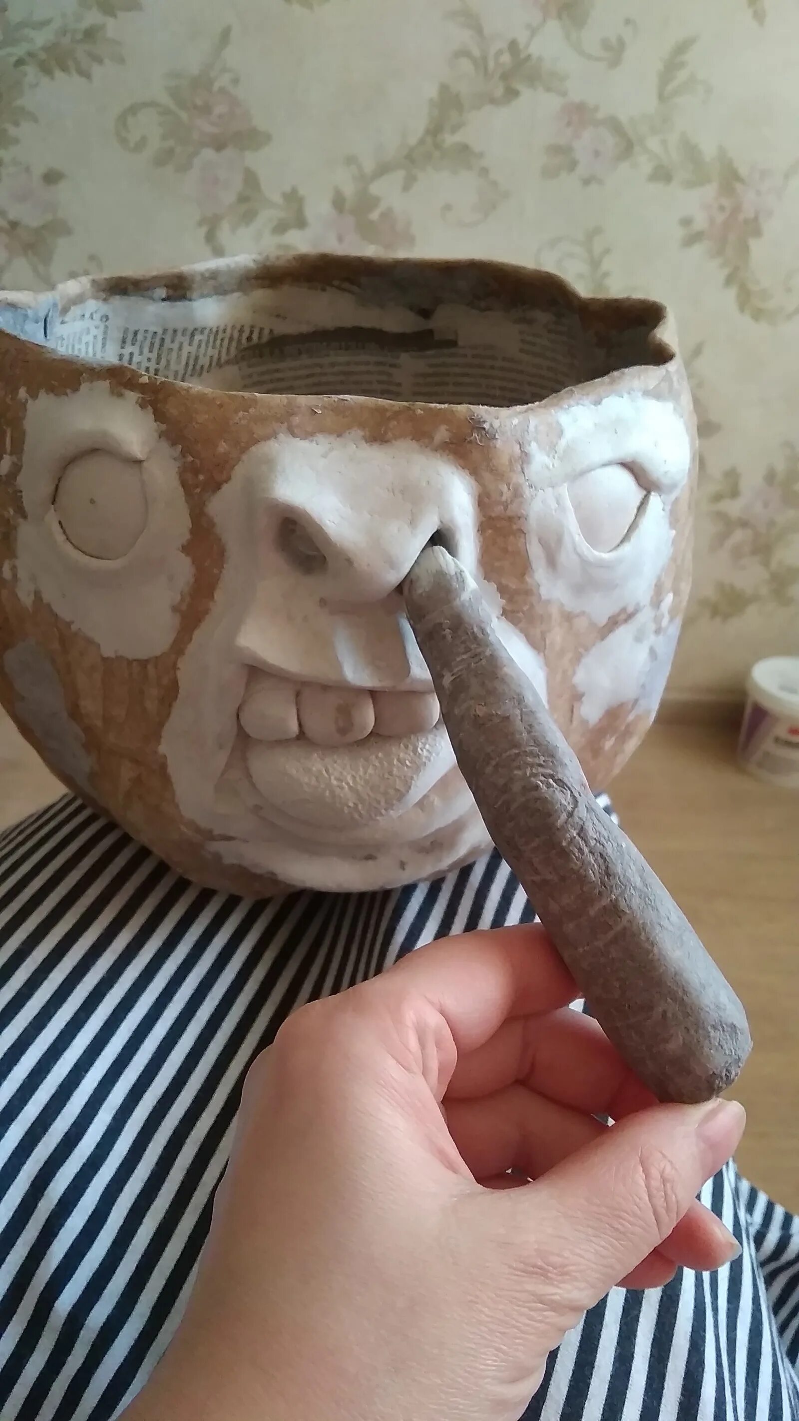 Из папье маше. Бумага для папье маше. Папье маше тарелочка. Папье маше технология. Папье-маше.