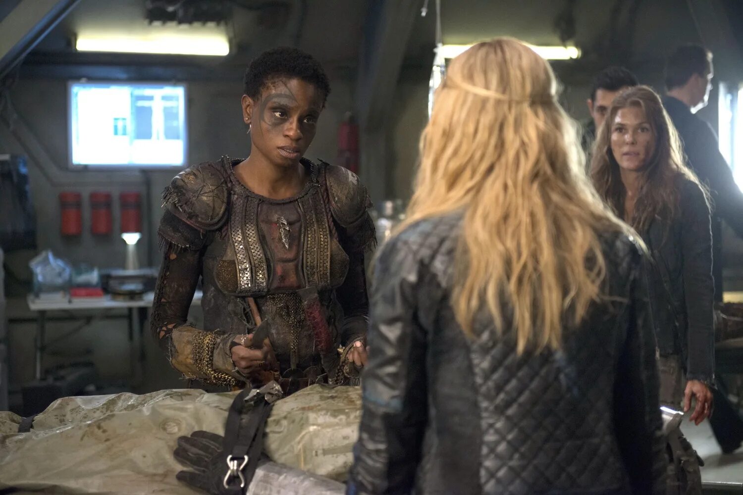 Сотня мерфи и кларк. Пейдж турко сотня. Сотня ударов. Бекка сотня. Алисия дебнем-кери сотня.