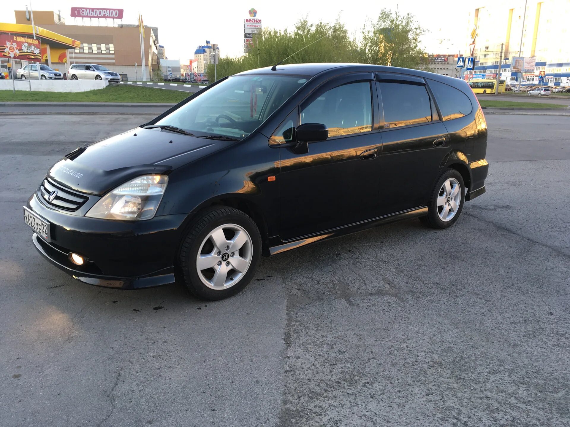 Купить хонда стрим в красноярском. Honda Stream 2001 1.7. Honda Stream, 2001 год. Хонда Stream 2001 год. Хонда стрим 2001 черная.