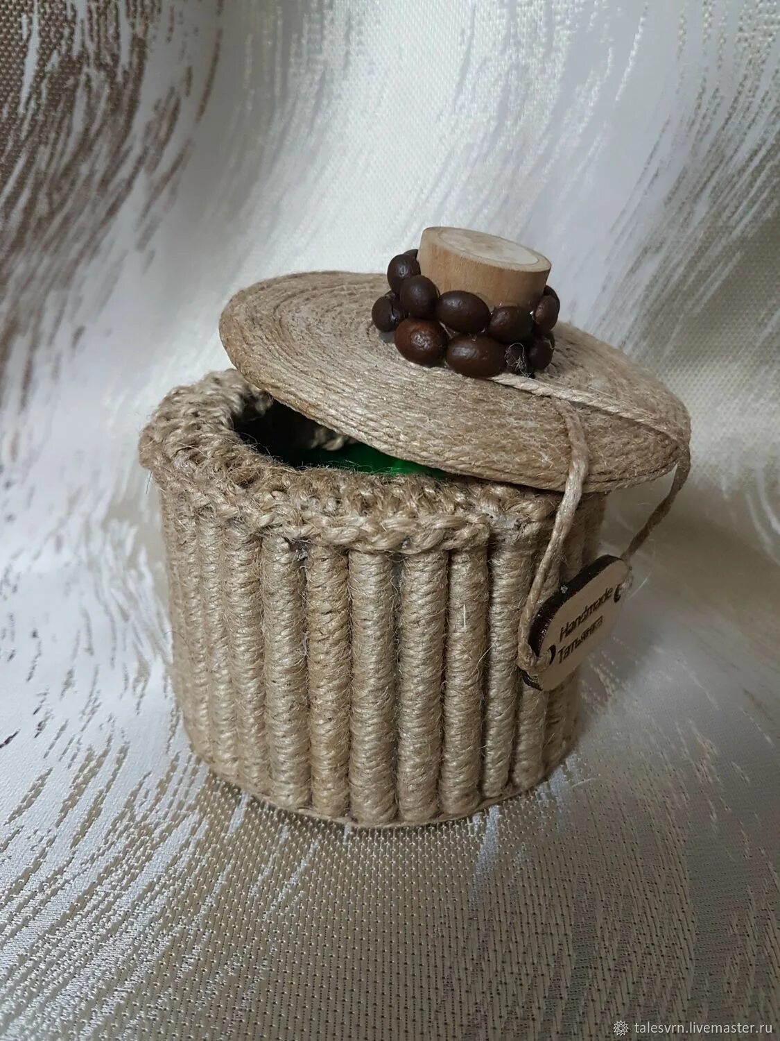 плетеные корзины в интерьере. шкатулки из мешковины и джута. коробки из джута. плетеные коробки из джута. плетёная корзина ящик.