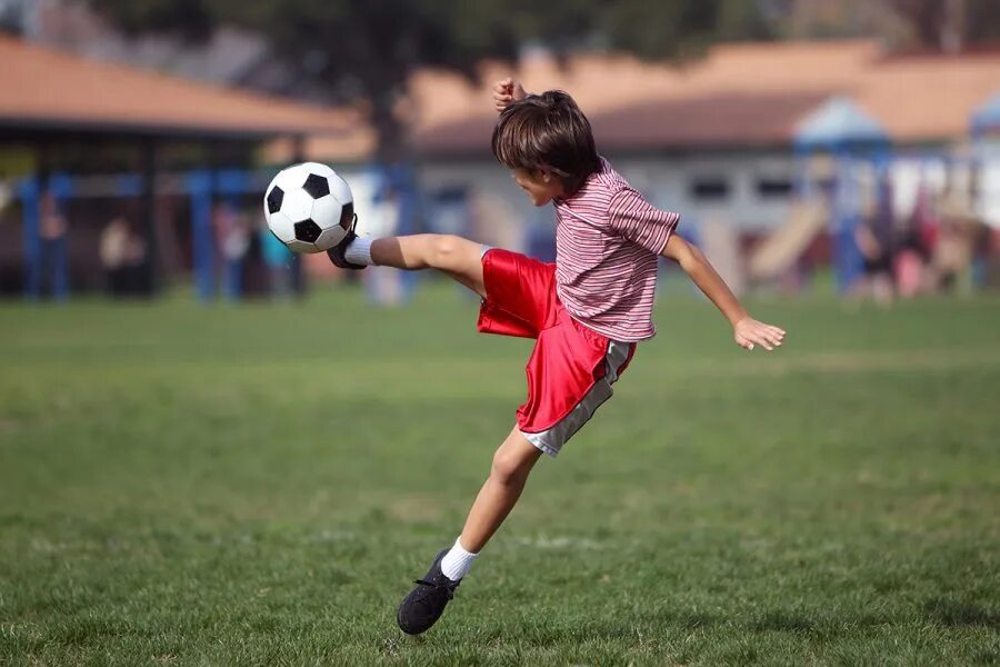 Летом играем в футбол. Мальчик играет в футбол. Мальчики подростки играют в футбол в парке. Игра в футбол мальчишки в картинках. Мальчик маленький играющий в футбол.