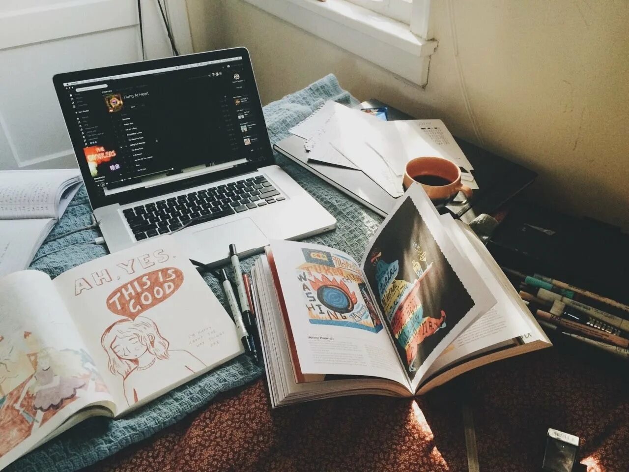 Утром учеба. Письменный стол с книгами и ноутбуком. вдохновение на учебу. ноутбук учеба эстетика. тумблер учеба.
