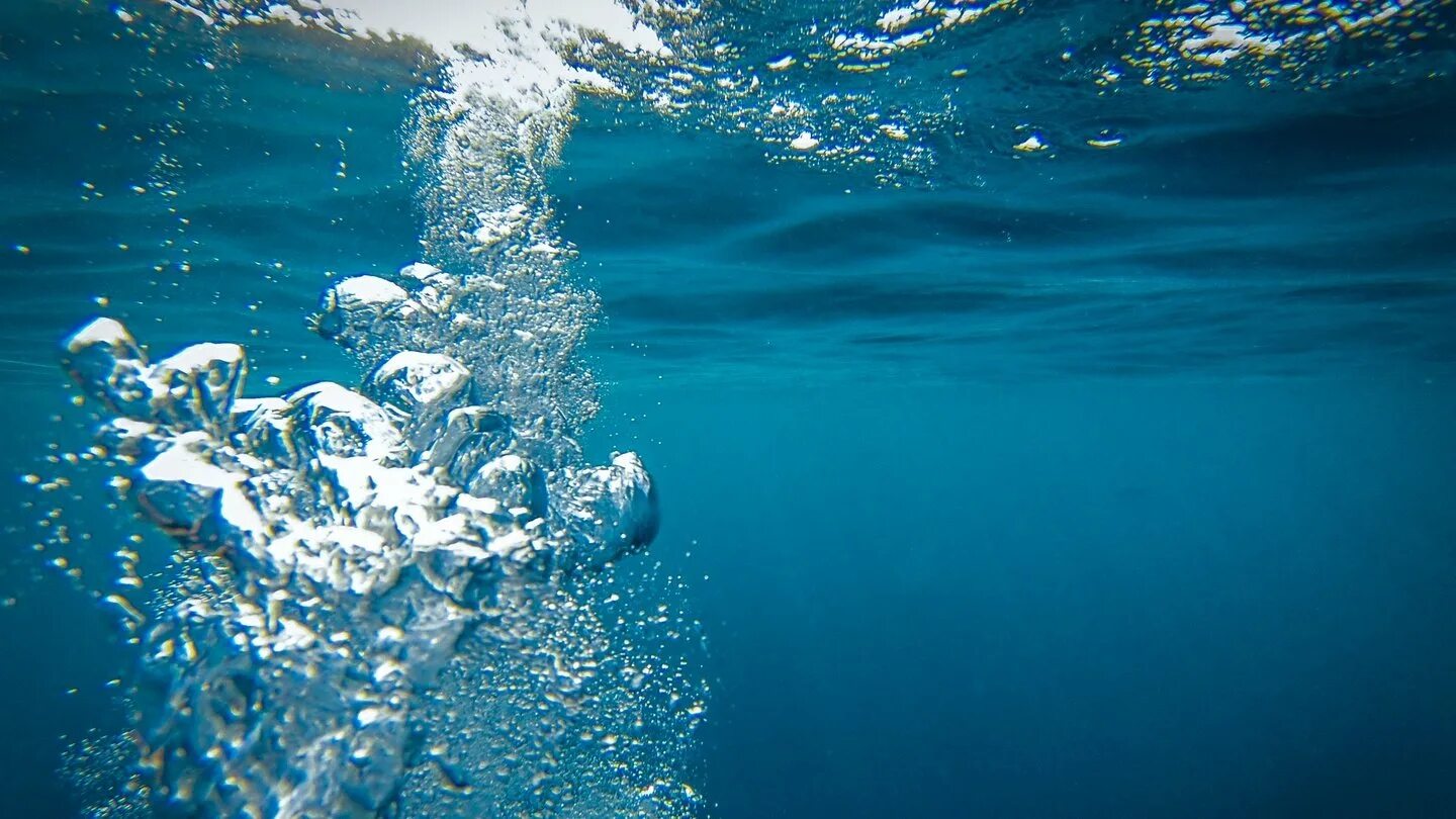 Водные пузырьки. Водный фон. Чистая вода. Красивая вода. Изображение воды.