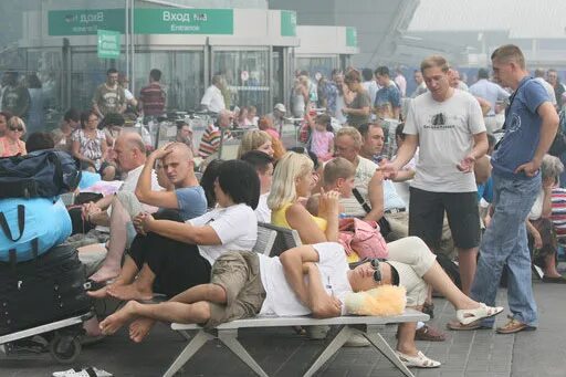 Ситуация в домодедово сегодня. Аэропорт домодедово. Московский аэропорт домодедово. Ситуация в домодедово сегодня. Толпа людей в аэропорту.