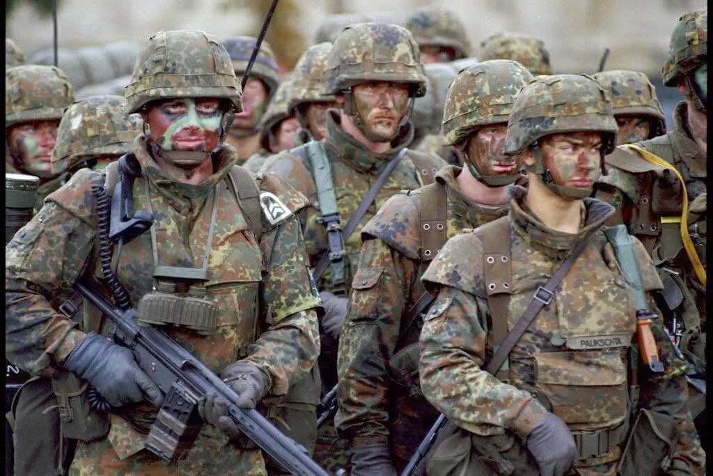 Нато введут в россию. Перчатки Бундесвер. Солдаты НАТО немцы. Германская армия Бундесвер. Бундесвер 1995.