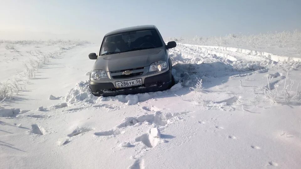 Дорогу в глубоком снегу. Езда по глубокому снегу. Движение на автомобиле по снегу. Глубокий снег на грунтовой дороге. Движение в Глубоком снегу.