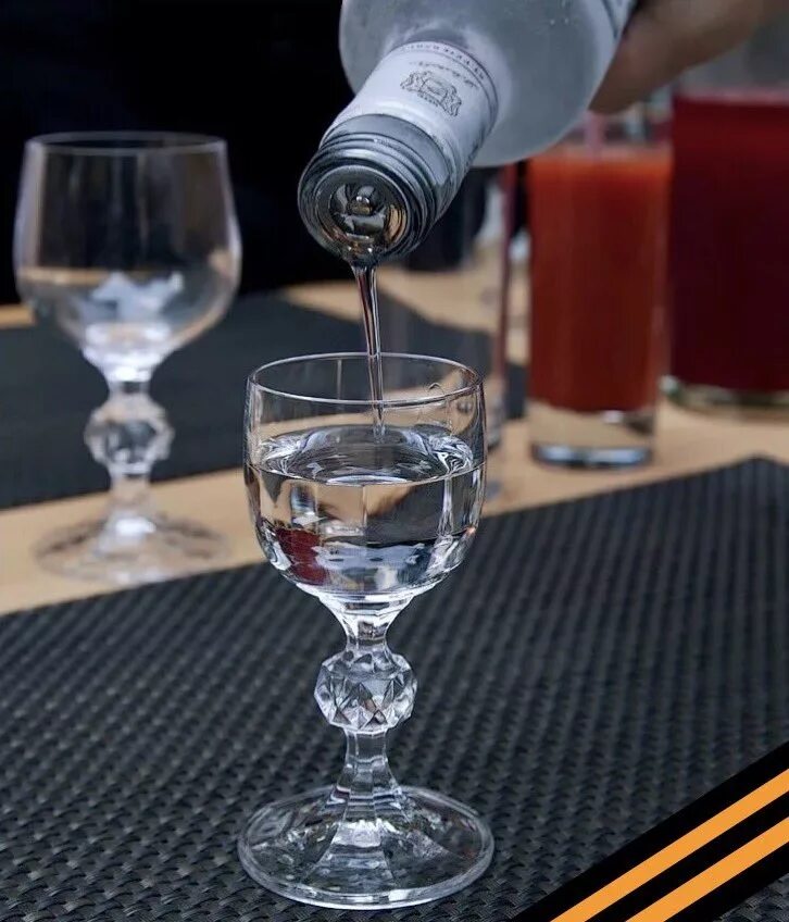 Стакан в протянутой руке. Штрафная стопка. Со стопкой. Штрафная рюмка. Со стопкой.