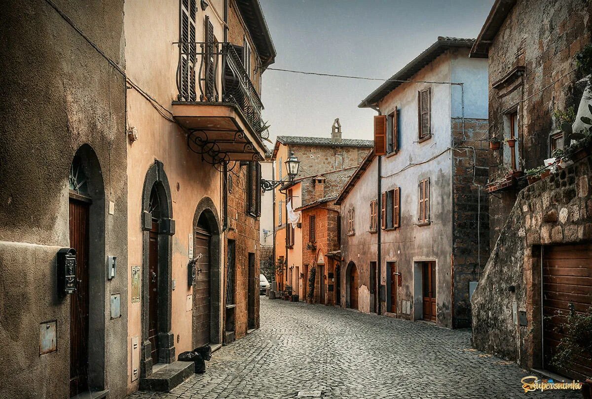 картинки старого города. динан франция улицы. старый город толедо испания. восточная европа улочки италия. брусчатая улочка италии.