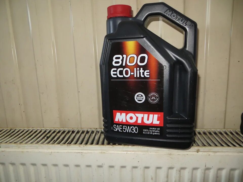 Можно заливать масло 5w 30. Motul 8100 Eco-Lite 5w-30. Масло моторное Motul 104989. Масло ДВС Motul 5w30 Eco-Lite 5 л. Масло мотюль 5w30 для Мицубиси ASX 1.6.