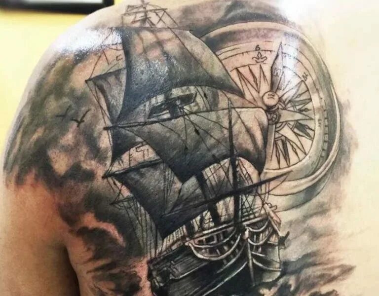 Тату морские на плече. Тату морская тематика для мужчин. Морские татуировки. Тату штурвал и якорь. Тату с парусник для мужчин.
