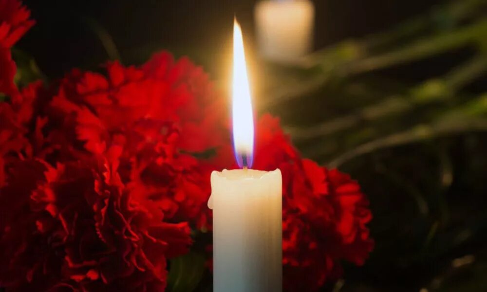 Траурная свеча. Свеча соболезнования. Свеча скорби. Траурные свечи и цветы. Картинка скорбим свеча памяти