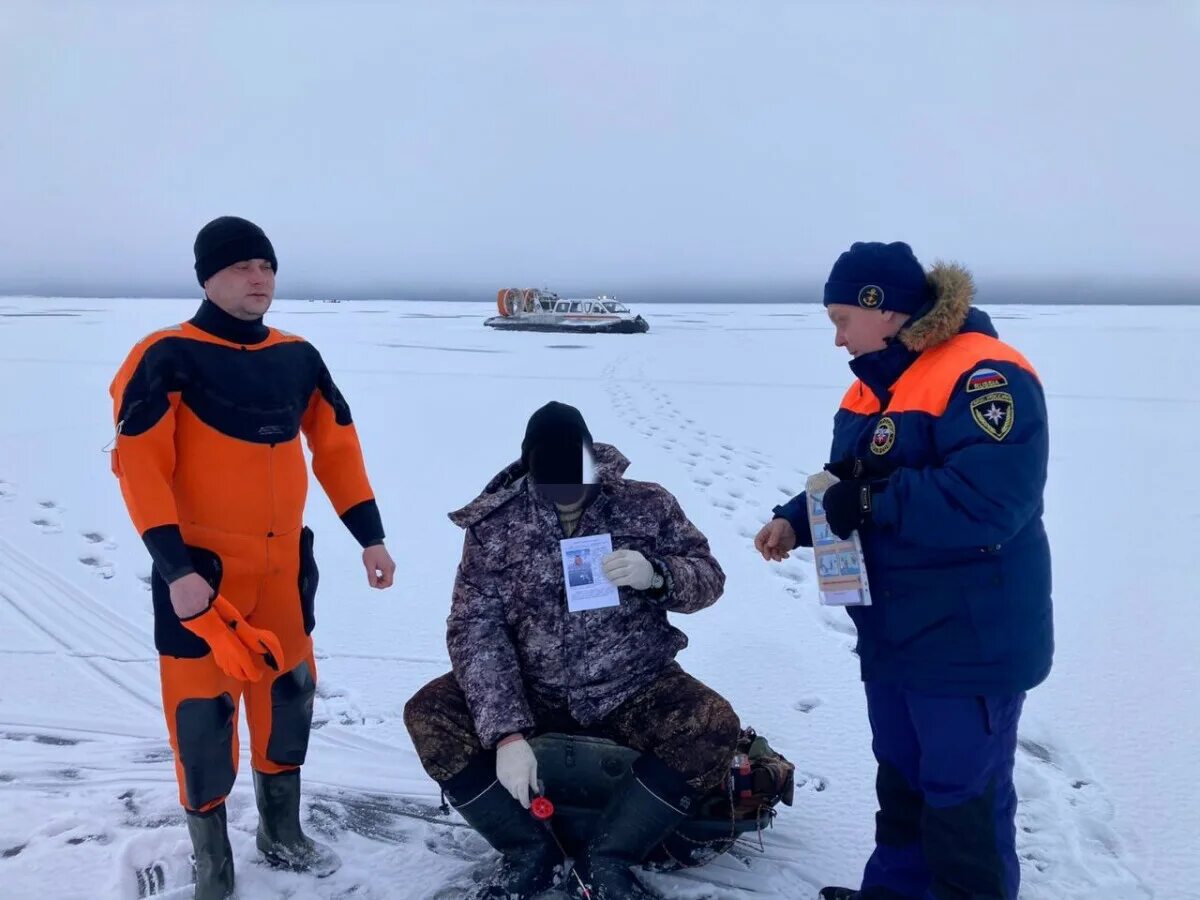 Спасатели рыбаков на Ладожского озера. Рыбаки на льду. Льдина.