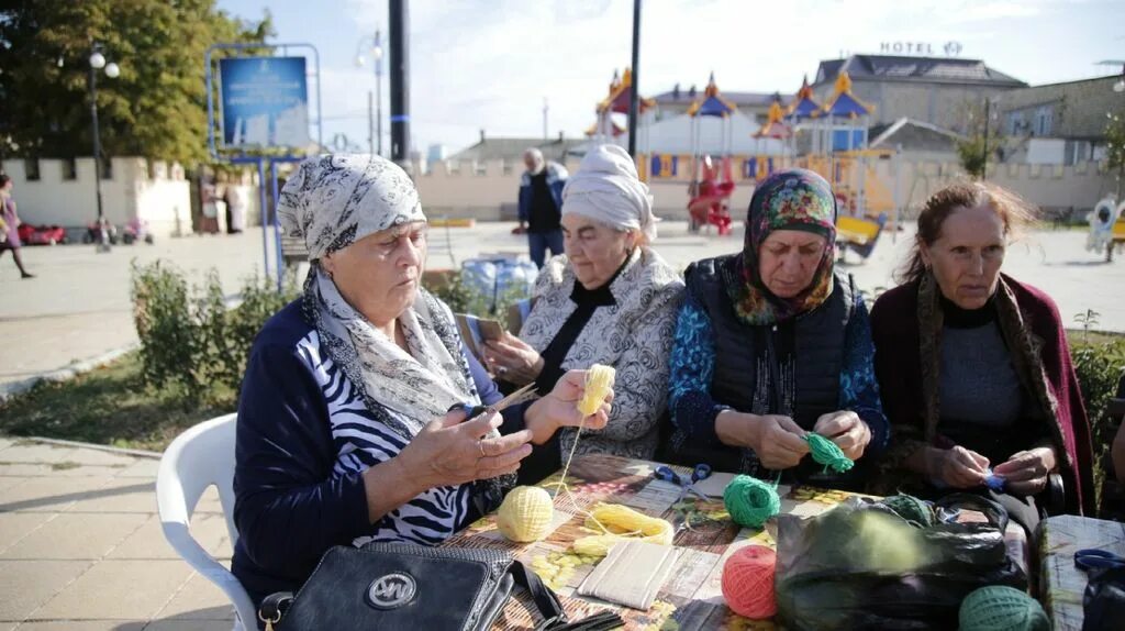 Дом престарелых в Дербенте. Город Дербент дом престарелых. В селах Дагестана отмечают Международный день пожилых людей. Беседа с пенсионерами «день дружбы».