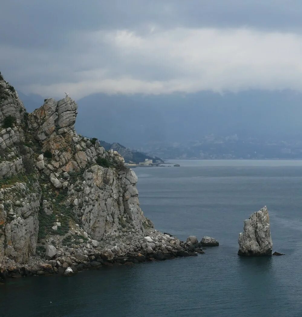 Ялта парус. Скала Парус Ялта. Ялта скалы. Ялта Парус гора. Ялта популярная скала.