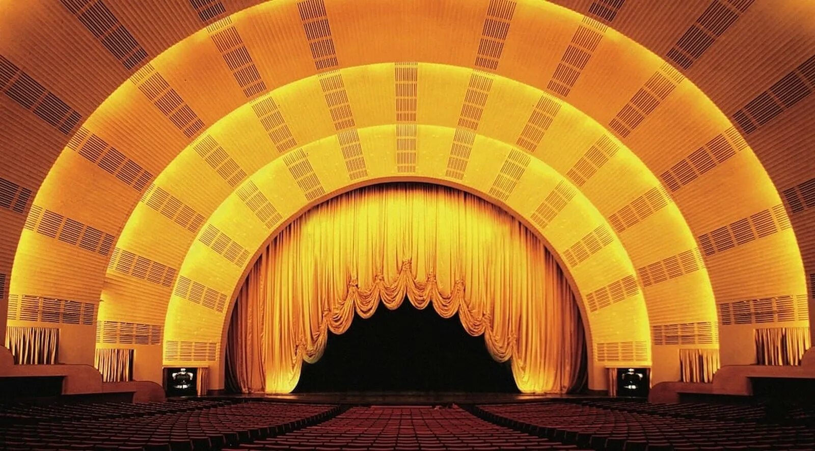 Hall музыка. Radio City Music Hall. Radio City Hall New York. Радио Сити Мюзик Холл Нью Йорк. Radio City Music Hall сцена.