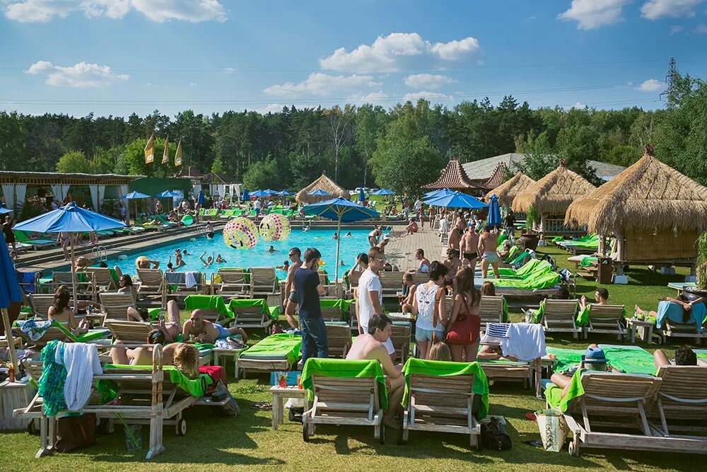 Beach club москвы. Сохо Кантри клаб Новорижское. Сохо Кантри клаб пляж. Сохо Кантри Москва. Сохо Кантри клуб Москва.