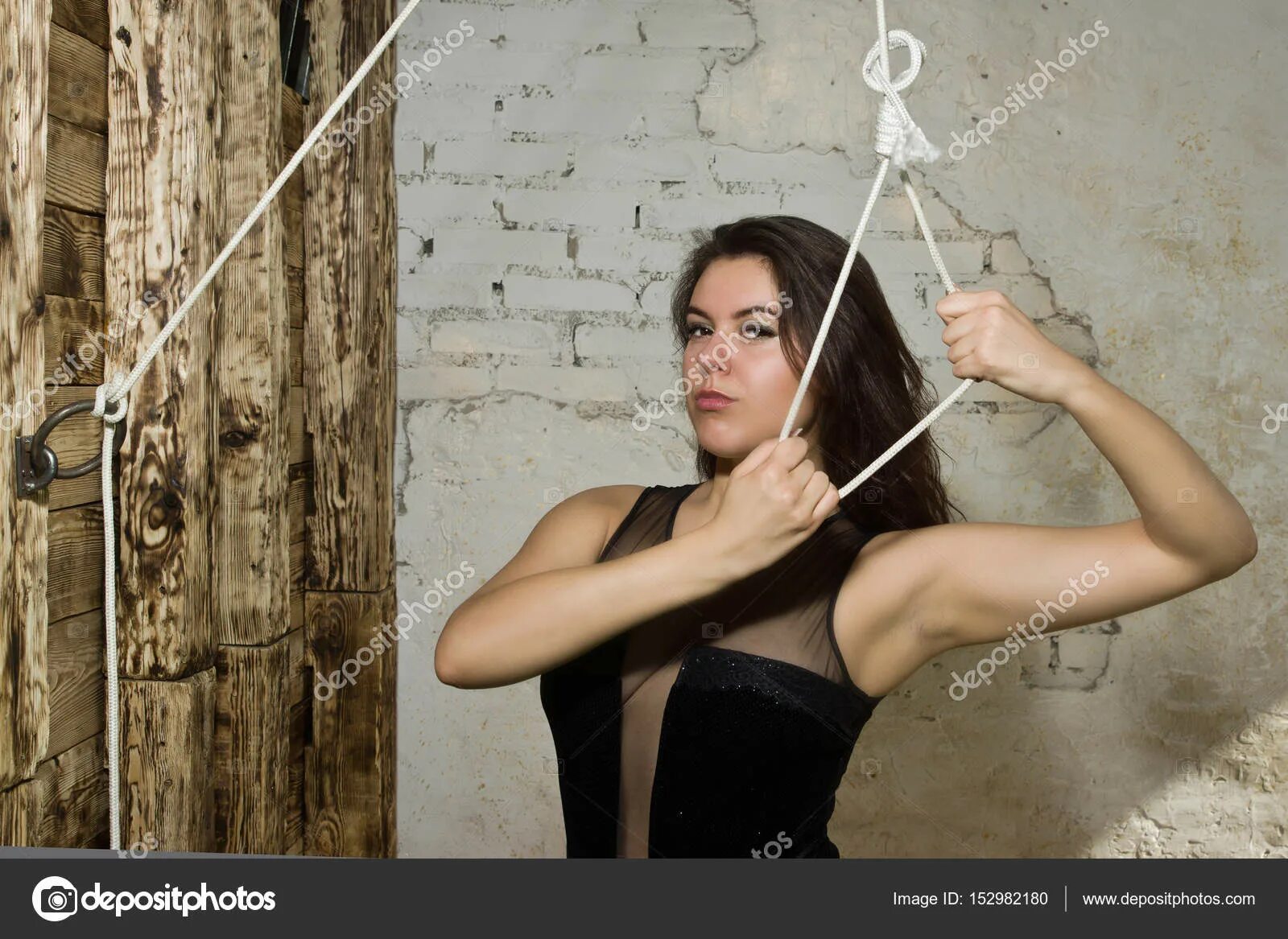 Женщина держит верёвку. Натянутые веревки. Девушки держат за веревку. Девушка которую держут за верёвку.