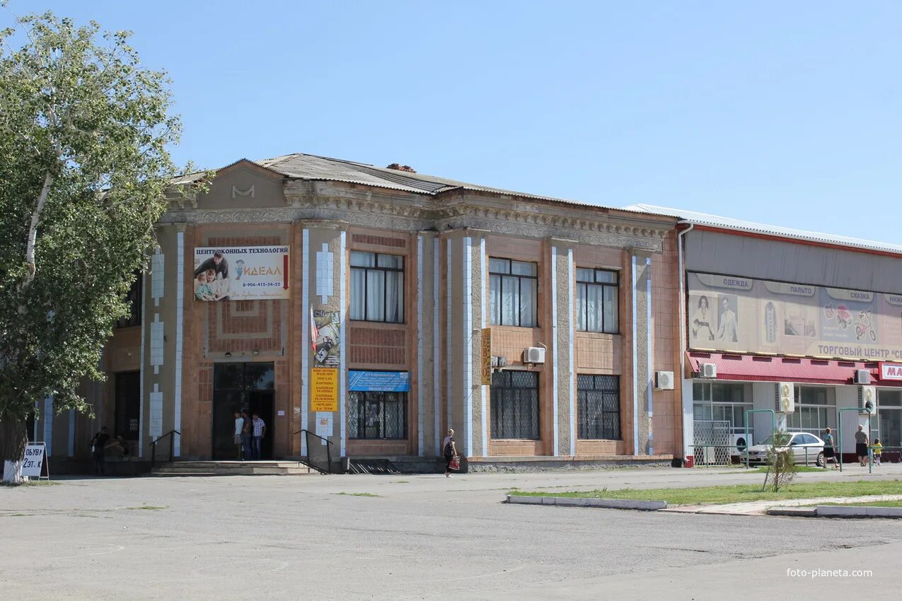 П. Памятники в поселке зимовники. П. Зимовники ростовская. Панорама.
