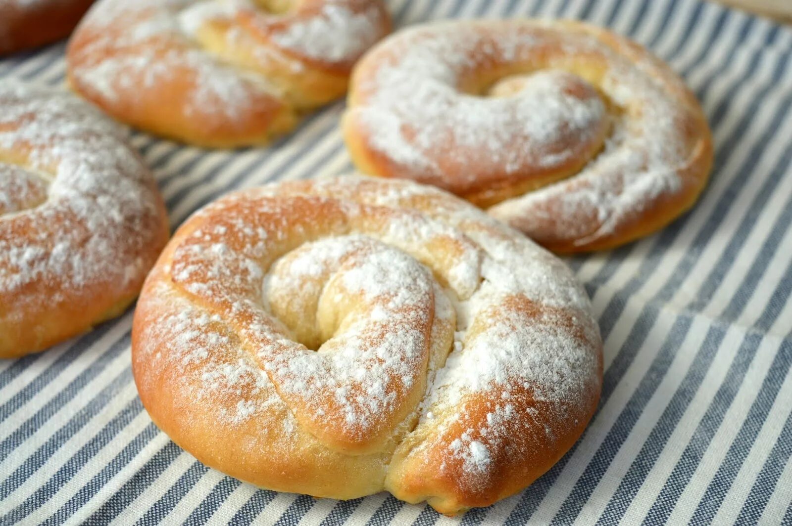 Сдобная булочка. Посчитай сколько булочек. Булочки по 5 рублей задача. Составь 2 задачи обратные данные и реши про булочки. Булочки с изюмом.