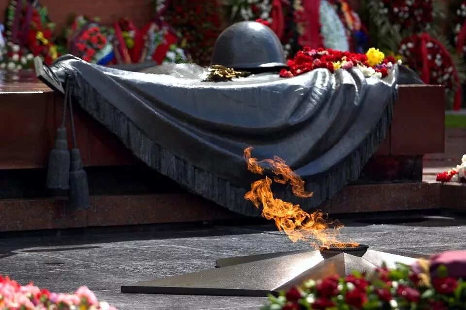 Помним и храним память. Вов 1941 1945 вечный огонь. память о войне. память о победе в великой отечественной войне. вечный огонь памяти.