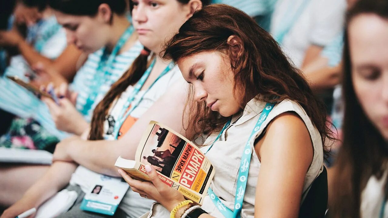 лекция для подростков. лекция для молодежи. молодежь в библиотеке. писатели молодежи. популярные книги.