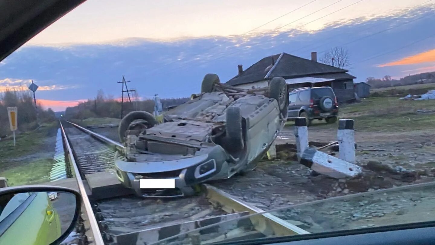 Авария на жд переезде в ярославской области. Дорожно-транспортные происшествия на железнодорожных переездах. Перевернутая машина.