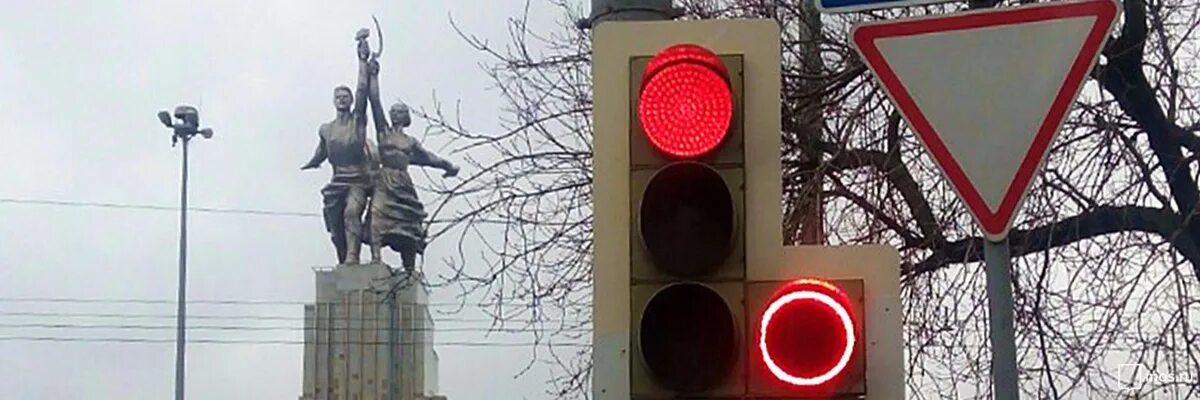 Светофор с дополнительной секцией. Светофор красный кружок. Светофор красный кружок. Красный светофор. Умный светофор.
