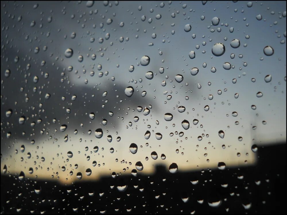 Лил дождь. Дождик льет. Большие капли дождя похожи на. Льёт дождь картинки.