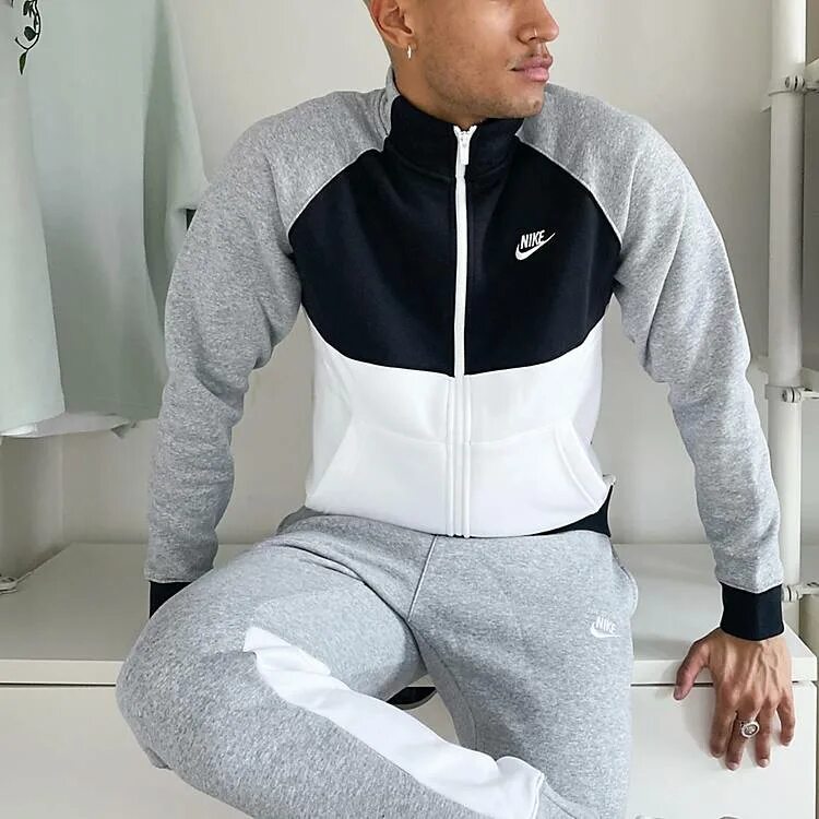 Спортивный костюм найк серый мужской. Nike Tracksuit Grey. Спортивный костюм Nike колор блок. Флисовый костюм найк мужской. Серый костюм найк