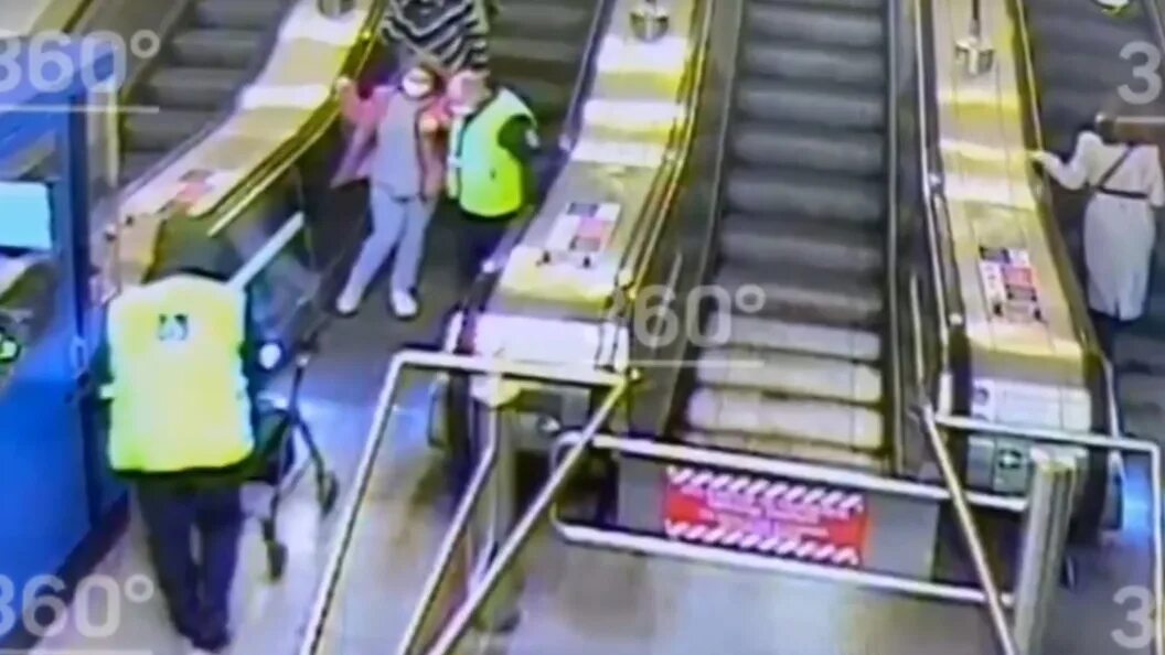 Скатился с эскалатора в метро. Девочка упала с эскалатора. Девушка падает с эскалатора.