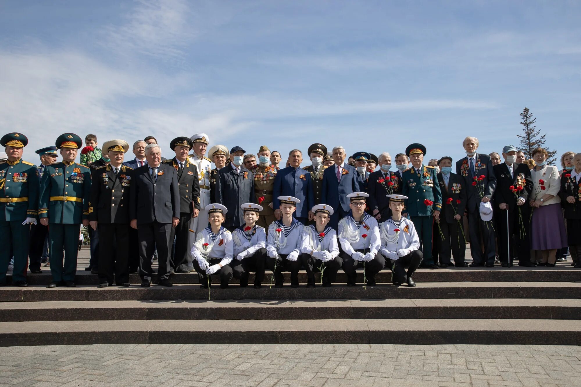 В городе прошло 9 мая. Возложение цветов в парке Победы в Казани. Парк Победы Казань 2022. Возложение цветов парк Победы Уфа. Парк Победы 9 мая.