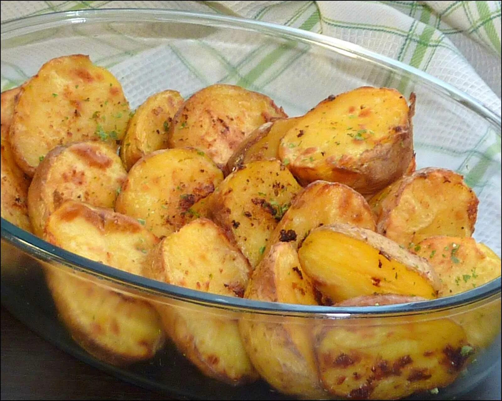 Как вкусно сделать картофель. Картошка кружочками в духовке. картошка в духовке в формочке. картофель кружочками запеченный в духовке. ароматный запеченный картофель.
