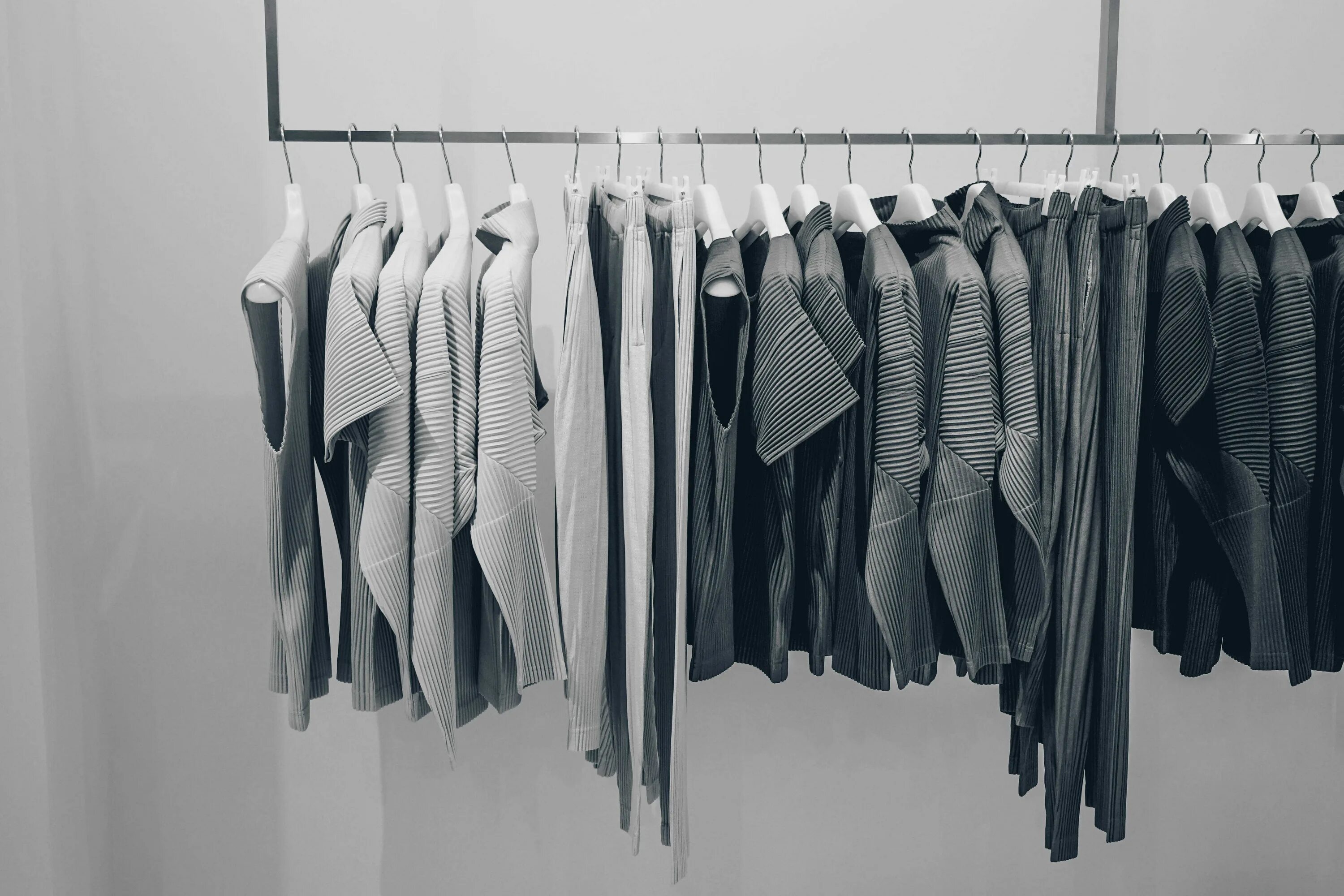 Одежда на вешалке эстетика. Cloth design shop. Интерьер магазина одежды. Витрины тогас. Свой магазин одежды.