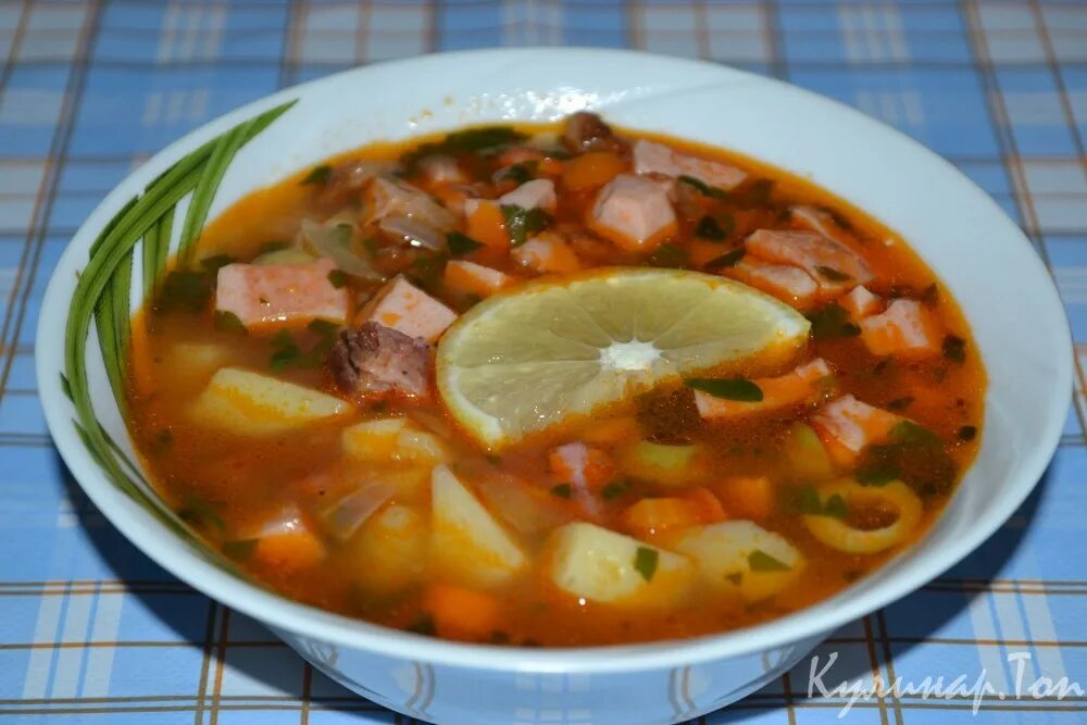 Солянка рецепт классическая с картошкой и мясом. Солянка классическая с картошкой. Солянка с колбасой. Солянка сборная мясная с картошкой и колбасой. Солянка сборная классическая с картошкой.