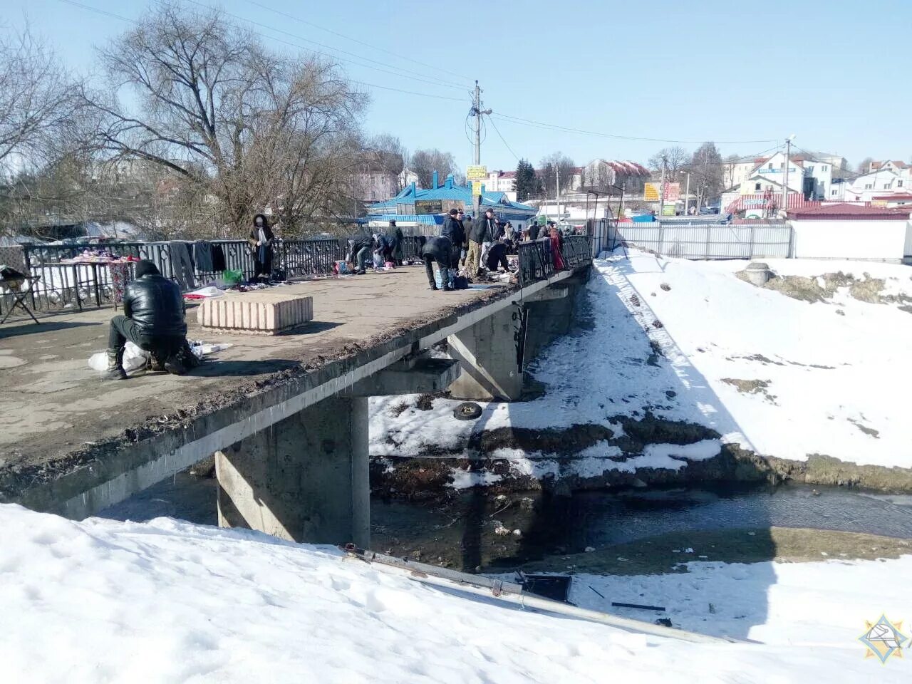 Уровень воды в днепре могилев сегодня. Могилев мост Церковь. ЖД мост через реку Дубровенка в Могилеве. Мост с забором в Могилеве.