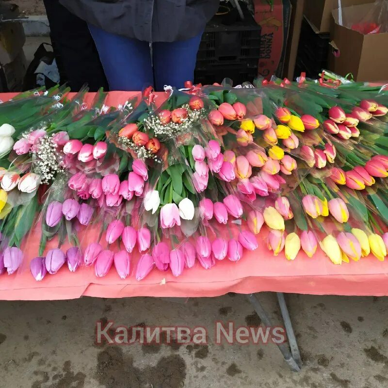 цветы на 8 марта. уличная торговля тюльпанами. на день рождения полагается дарить букет из нечетного. цветы на 8 марта цветочный магазин. женский день и магазин цветов.