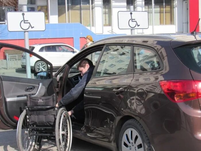 Сколько машин на инвалида. Машины для инвалидов в России. Машина инвалида свежих годов. Авто инвалид Москва. Какую машину дают инвалидам в 2024г.