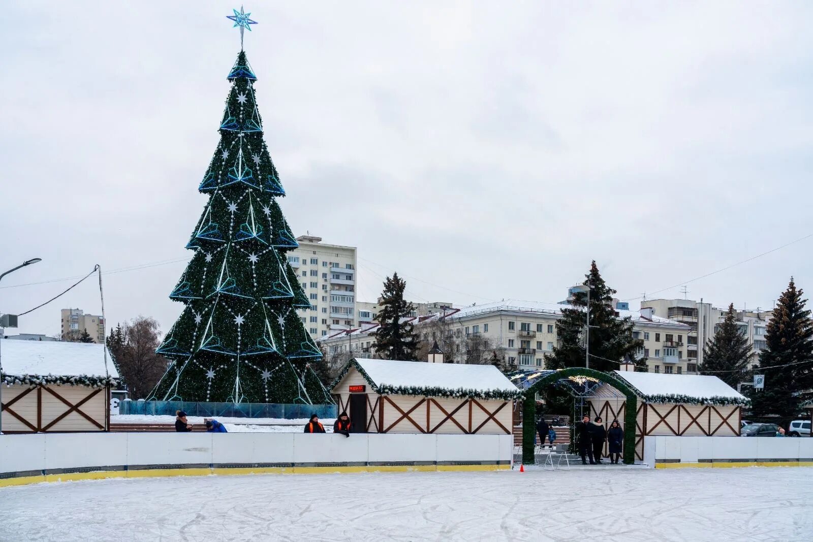 Площадь куйбышева самара 2023. Каток на площади славы самара. Каток парк гагарина самара. Самара площадь куйбышева каток на куйбышева. Каток, москва, площадь славы.