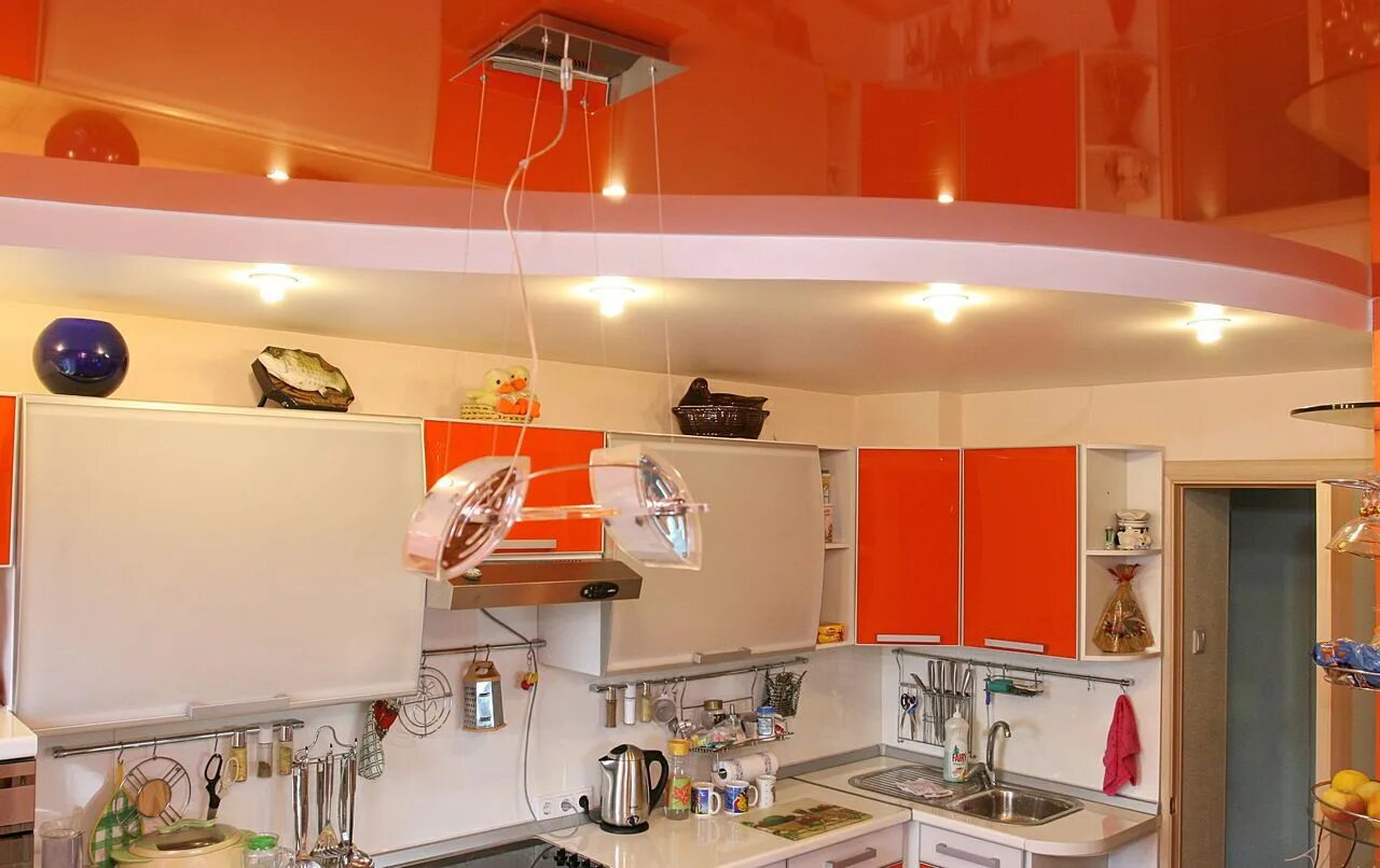 Натяжной потолок на кухне. Кухня в потолок. Навесные потолки на кухню. Подвесной потолок на кухне. Потолок кухня видео