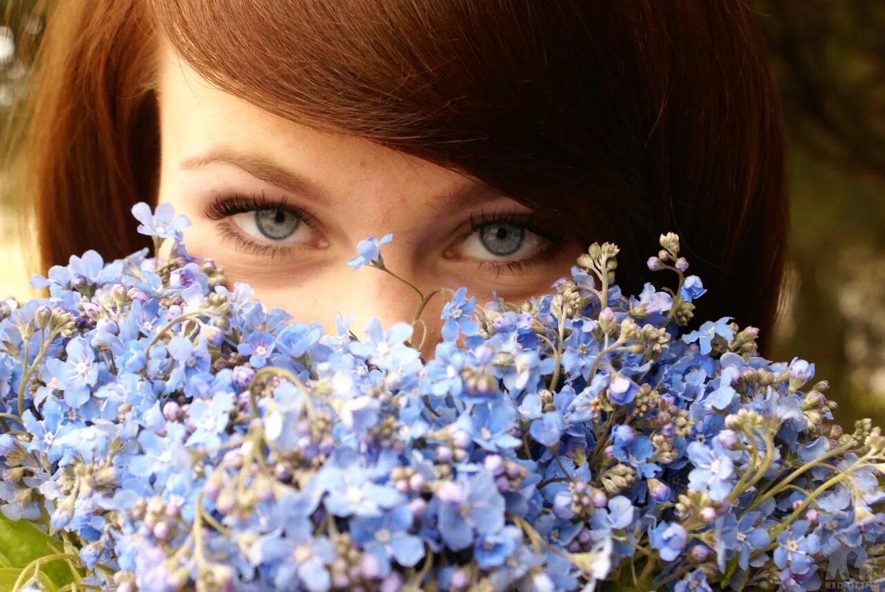 Незабудки цветут малинин слушать. Девушка с незабудками. Красивые голубые глаза. Красивые незабудки. Девушка с букетом незабудок.