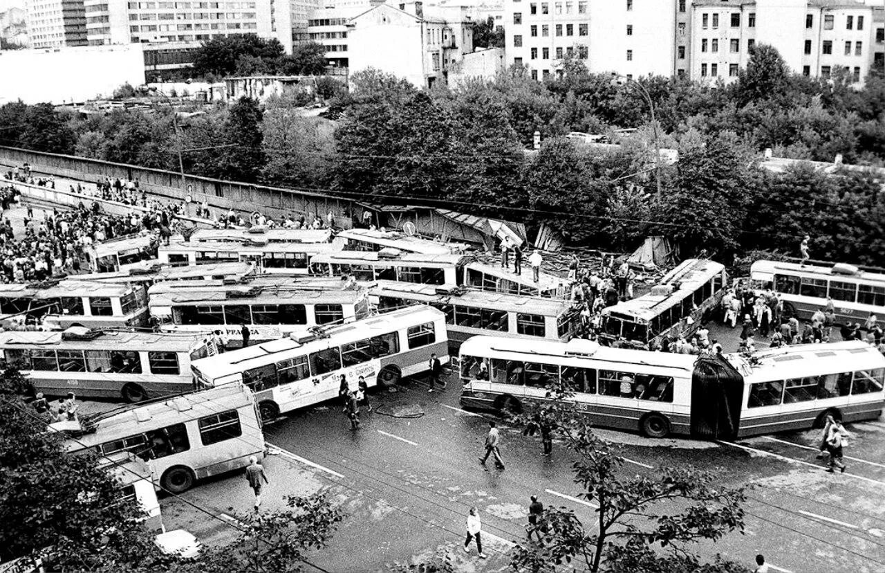 1993 век. Троллейбусные баррикады 1991. Баррикады в Москве 1991. Московский троллейбус август 1991. Москва 90е путч.