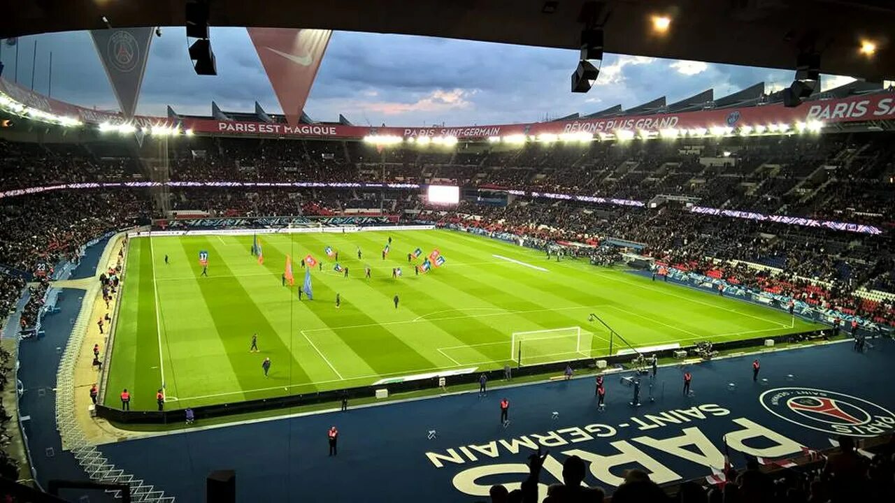 Stadium park. Парк де Франс стадион. Стадион Париж сен Жермен. Parc des Princes стадион в Париже. Стадион парк де Пренс в Париже фото.