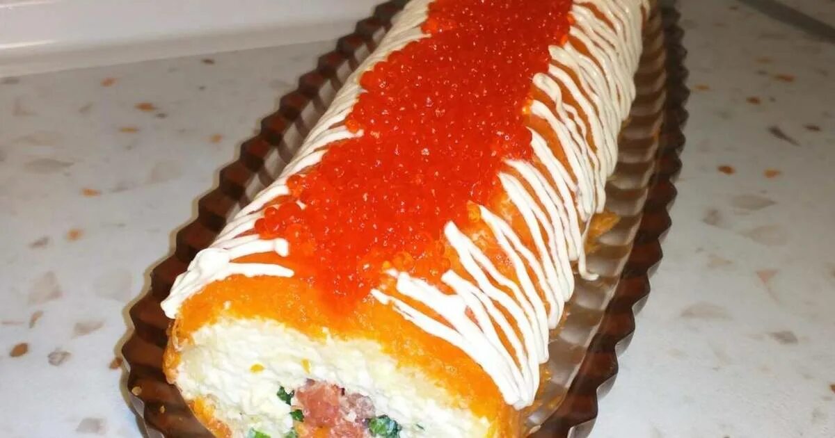 Салат закуска царский рулет с красной рыбой. Королевский салат рулетом. Царский рулет с красной рыбой и морковкой. Царский рулет с красной рыбой рецепт. Салат закуска царский рулет с красной рыбой.