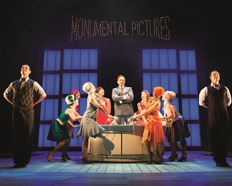 бродвей театр мюзикла. мюзикл. танцующие под дождем мюзикл. мюзикл поющие под дождем. мюзикл поющие под.