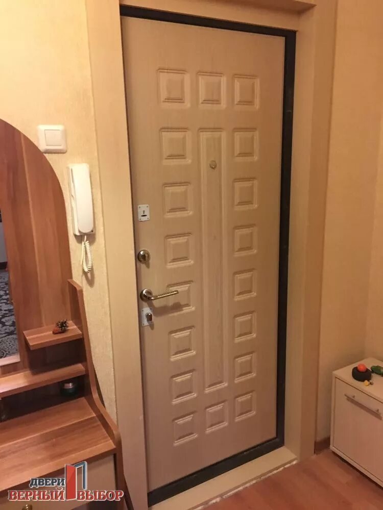 Дверь со стороны. Входная дверь установленная. Входной проем в квартиру. Входная дверь со стороны квартиры. Дверь входная в квартиру панельный дом.